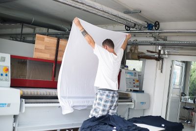 Nahaufnahme einer Bügelmaschine